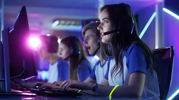 아름 다운 프로 게이머 소녀와 그녀의 팀은 esport 사이버 게임 대회에에서 참여. 그녀는 그녀의 헤드폰 및 팀 지도자로 그녀는 마이크에 전략 기동 명령. — 스톡 사진