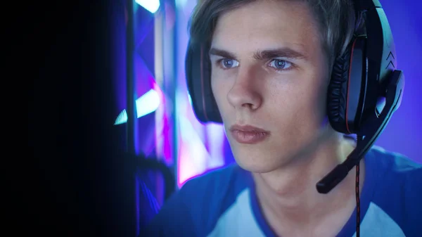 Close-up Shot of Professional Boy Gamer Plays in Video Game on a eSports Tournament / in Internet Cafe. Ele usa fones de ouvido e dá comandos no microfone . — Fotografia de Stock