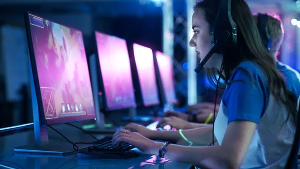 Ομάδα επαγγελματικής esport Gamers παίζουν σε ανταγωνιστικές Mmorpg / τηλεοπτικό παιχνίδι στρατηγικής που σε ένα τουρνουά παιχνίδια στον κυβερνοχώρο. Μιλούν μεταξύ τους σε μικρόφωνα. Αρένα φαίνεται δροσερό με φώτα νέον. — Φωτογραφία Αρχείου