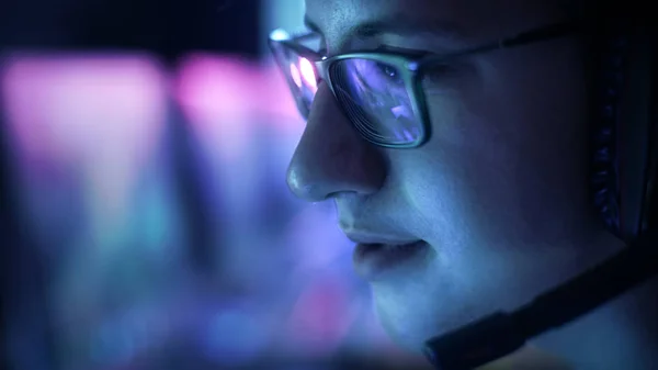 Nahaufnahme von professionellen Gamer spielt in mmorpg / Strategie-Videospiel auf seinem Computer. Er nimmt an Online-Cyber-Games-Turnieren teil, spielt zu Hause oder im Internet-Café. er trägt Brille und Gaming-Headsets. — Stockfoto