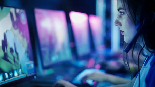 Progamer Girl Playing in MMORPG/ Strategy Video Game and Participating in Online Cyber Games Tournament or Playing in Internet Cafe. — Stock Photo, Image