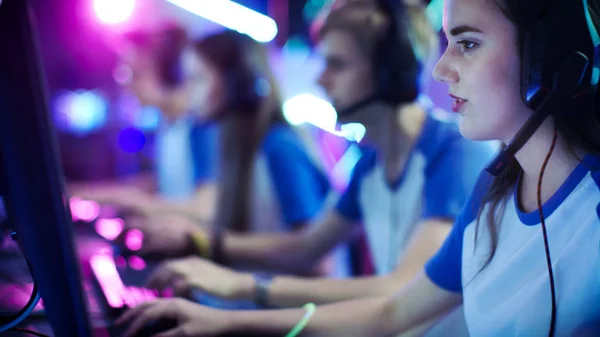 Team av professionella esport spelare spela i konkurrenskraftiga videospel på en Cyber Games turnering. De använder mikrofoner. — Stockfoto