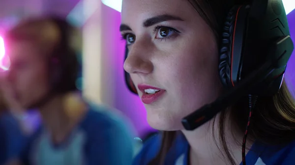 Menina Gamer profissional bonita e sua equipe participar no torneio eSport Cyber Games. Ela tem seus fones de ouvido e conversas em microfone . — Fotografia de Stock