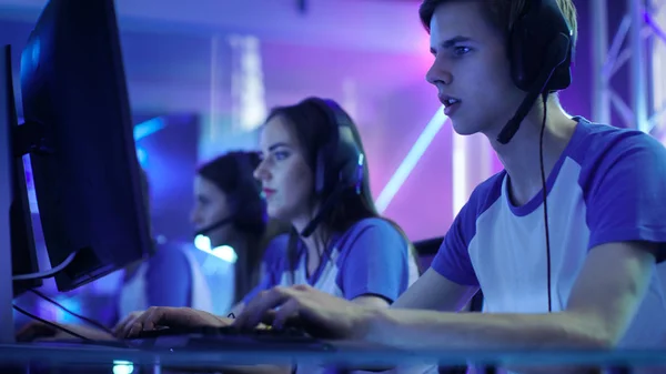 Team of Professional eSport Gamers Jogando em Jogos de Vídeo Competitivos em um Torneio de Jogos Cibernéticos. Eles falam uns com os outros em microfones . — Fotografia de Stock