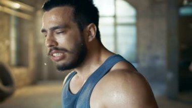 Kaslı adam çığlık öfke içinde yorucu jimnastik salonu iş sonra bitkin. Onun yüzünden ter bezleri, Singlet giyiyor.