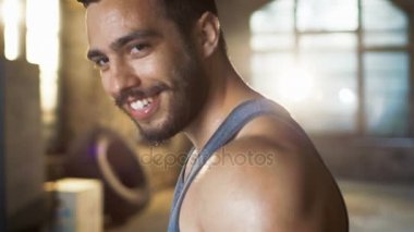 Fotoğraf makinesinde yakışıklı terli kaslı adam gülümsüyor. 