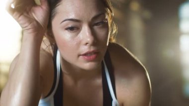 Güzel atletik kadın mendil ter alnına bir el ile üzerinden kameraya benziyor. Fitness Egzersiz yoğun geçtikten sonra çok yoruldu.