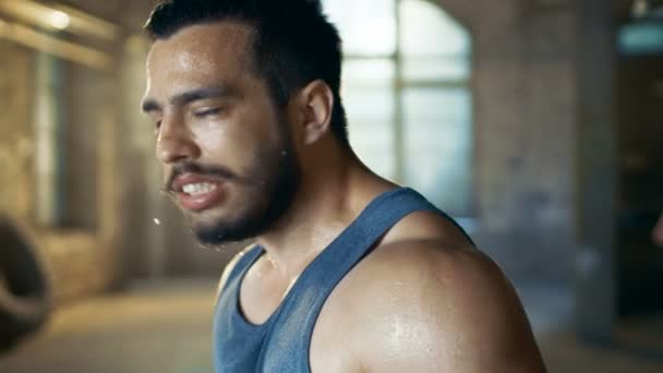 Hombre muscular agotado grita de ira después de agotar el entrenamiento de gimnasia. Limpia el sudor de su cara, lleva Singlet . — Vídeo de stock