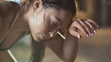 Yakın çekim Shot güzel bir atletik kadının alnının elle görünüyor içine kamera Teri siliyor. Fitness Egzersiz yoğun geçtikten sonra çok yoruldu.