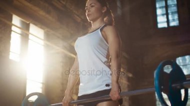 Güçlü atletik kadın asansörleri halter onu bir parçası olarak çapraz Fitness vücut geliştirme spor salonu egzersiz.