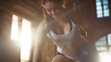 Güçlü atletik kadın halter Bench Press egzersiz onu çapraz Fitness vücut geliştirme spor salonunda egzersiz parçası olarak yapar..