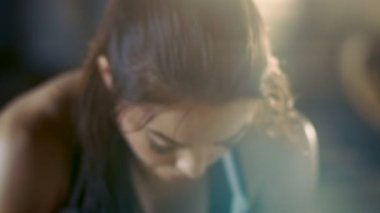 Bir güzel atletik esmer bankta oturan ve kameraya gülümseyen atış odaklanan.