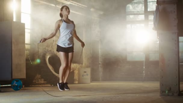 Athletic Beautiful Woman Exercícios com salto / pulando corda em um ginásio. Ela está coberta de suor do treino intensivo de fitness. . — Vídeo de Stock