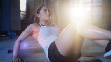 Atletik güzel kadın egzersizi yapar / oturup Ups / onu bir parçası olarak karın egzersizleri çapraz Fitness, vücut geliştirme salonu eğitim rutin.