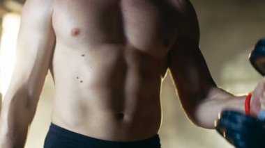 Bir kas gömleksiz adam Close-up gövde pazı bukleler onun vücut geliştirme spor salonu eğitimin bir parçası olarak halter egzersiz ile mu.