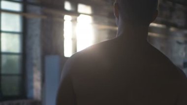 Takip kadeh kas gömleksiz yavaş hareket girme spor salonu dostum. O, kendinden emin ve onun eğitim güne başlamak hazır söküldü.