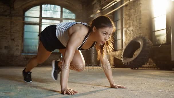 Спортивная красивая женщина делает бег доски, как часть ее крест фитнес, бодибилдинг тренажерный зал тренировки . — стоковое видео