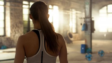 Atletik güzel kadın spor girerek arkadan vurdu. O