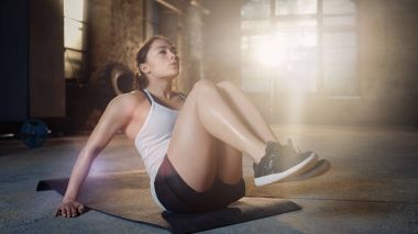 Atletik güzel kadın egzersizi yapar / oturup Ups / eski karın