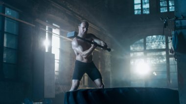 Onun bir parçası olarak bir balyoz ile güçlü kas adam sayısı lastik