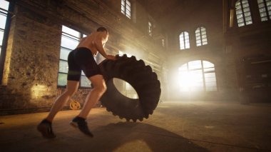 Güçlü kas adam asansörleri lastik onun bir parçası olarak çapraz Fitness Prog