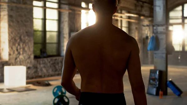 Στιγμιότυπο από το πίσω μέρος της μυϊκής Shirtless άνθρωπος εισέρχεται γυμναστήριο. Αυτός είναι — Φωτογραφία Αρχείου