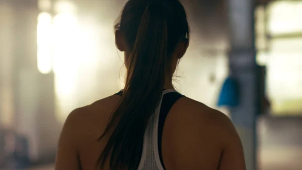 Lövés a hátsó, sportos gyönyörű nő belépő edzőtermét. Ő — Stock Fotó
