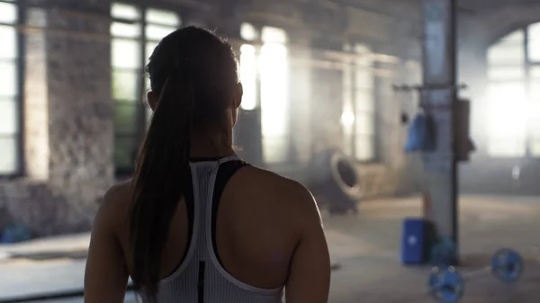 Στιγμιότυπο από το πίσω μέρος του αθλητικές όμορφη γυναίκα εισέρχεται γυμναστήριο. Αυτή — Φωτογραφία Αρχείου