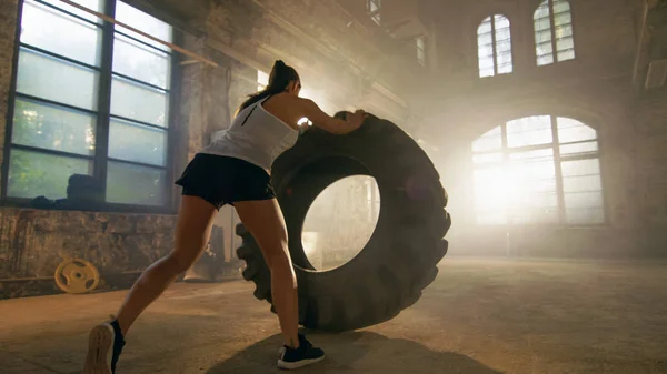 Fit Athletic Woman Lifts Tire as Part of Her Cross Fitness/ Body — Stock Photo, Image