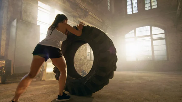 Fit Athletic Woman Lifts Tire as Part of Her Cross Fitness/ Body — Stock Photo, Image