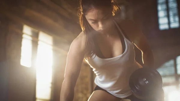 Forte athlétique femme fait haltère banc presse exercice dans le cadre — Photo
