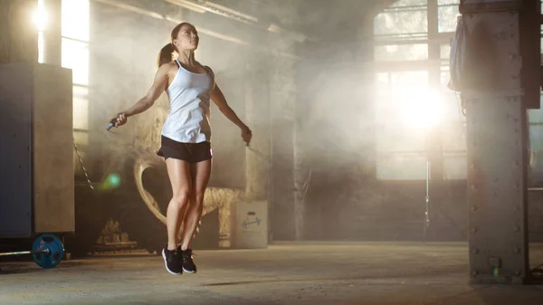 Atletisk vacker kvinna övningar med hopp / hopprep i — Stockfoto