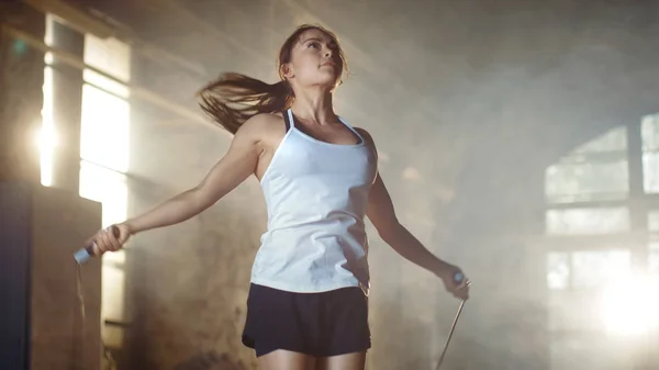 Athlétique belle femme exercices avec saut / sauter la corde dans — Photo