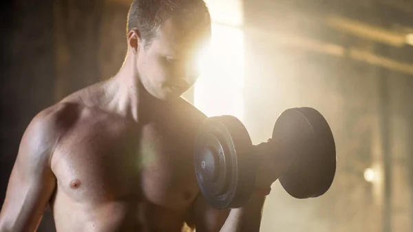 Muskularny mężczyzna Shirtless czy loki Biceps hantle ćwiczenia — Zdjęcie stockowe