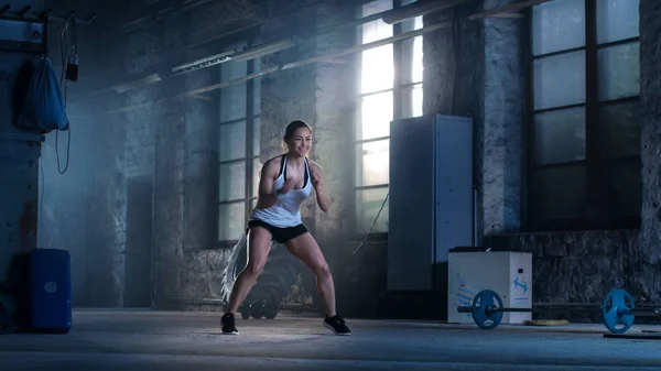 Fit Athletic Woman Does Footwork Running Drill Într-un Fac Deșertat — Fotografie, imagine de stoc