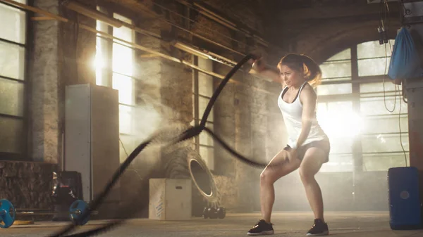 Bir spor salonunda atletik erkek ile savaş ipler onu sırasında egzersizleri 