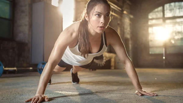 Atletik güzel kadın onu Fitn çapraz parçası olarak şınav mı