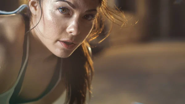 Close-up Shot of a Beautiful Athletic Woman Looks into Camera. S — Stock Photo, Image