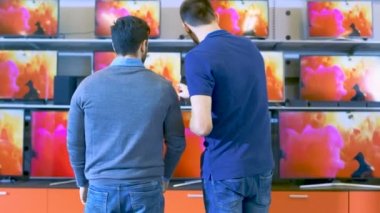 Onlar Discus özellikleri ve ne Model bir genç adam için elektronik mağaza profesyonel danışman gösterir son 4 k Uhd TV içinde olduğunu en iyi genç adamın evi için. Mağaza parlak, Modern ve en son modelleri.