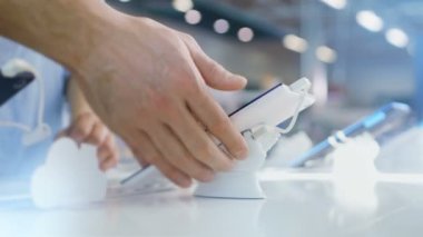 Tablet bilgisayar bir tüketici için gösterilen Danışmanı elektronik mağazasından yakın çekimde. 