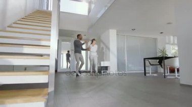 Güzel genç çift girer onların yeni satın House, çok mutlular ve onların ana sayfa Bright ve Modern.