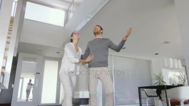 Güzel genç çift girer onların yeni satın House, çok mutlular ve onların ana sayfa Bright, geniş ve Modern.