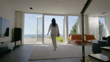 Shot bir güzel genç kadın çalışan Her ev bir deniz manzaralı Teras üzerine dışarı takip.