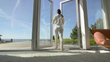 Güzel bir esmer atış bağsız kıl Açılış kapılar balkon ve Deniz Manzaralı güneşli Teras üzerine yürüme ile takip. Bulutsuz sabah oldu ve o gerçekten mutlu mu.