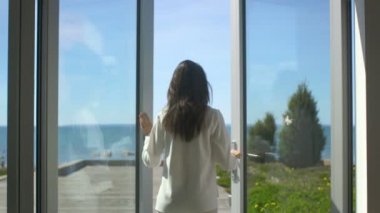 Güzel bir esmer atış bağsız kıl Açılış kapılar balkon ve Deniz Manzaralı güneşli Teras üzerine yürüme ile takip. Bulutsuz sabah oldu ve o gerçekten mutlu mu.