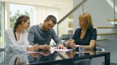 Emlakçı Man. bir evin anahtarları verir Mutlu bir şekilde götürüyor, ev sahibi şimdi. Parlak ve Sunny evim.