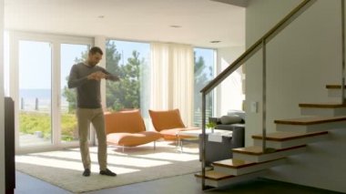 Yakışıklı adam onun güzel kız için bekler ve o aşağı gelir ve onlar mutlu bir şekilde evden. Sunny ve sahil görünümü vardır oturma odası olduğunu.