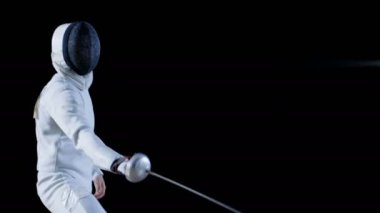 İki profesyonel tam donanımlı eskrimcilerin ustalıkla folyo ile mücadele. Onlar saldırı, savunma, sıçrama, itme ve saldır. Atış yavaş hareket ve siyah arka plan izole. 