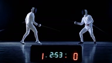 Şampiyonluk iki Professional'da tam donanımlı eskrimcilerin ustalıkla çetele gösterir sayısı ise folyo ile mücadele. Onlar saldırı, savunma, sıçrama, itme ve saldır. Siyah arka plan üzerine izole atış. 