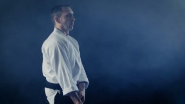 Dövüş sanatları ustası genç öğrencisini öğretir nasıl tahta kılıcı dışkı ile mücadele yapılır. Fikir tartışması saniyede, Master WINS biter. Atış siyah arka plan üzerinde izole ve yavaş hareket.